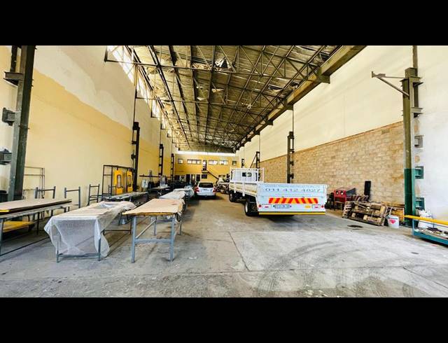 700M² WAREHOUSE TO LET IN LEA GLEN